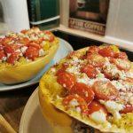 frauwunderlich.at-gebackener-spaghetti-kuerbis-mit-tomaten-und-feta