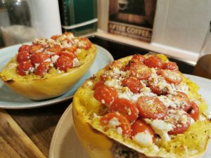 frauwunderlich.at-gebackener-spaghetti-kuerbis-mit-tomaten-und-feta
