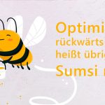 frauwunderlich-optimismus-sumsi-mit-po-ruckwaerts-laecheln