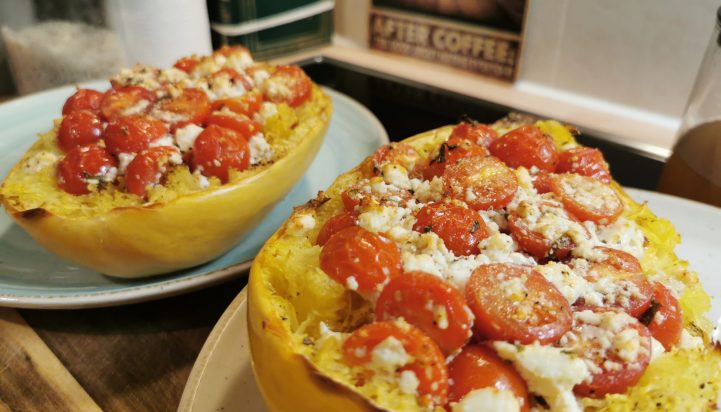 frauwunderlich.at-gebackener-spaghetti-kuerbis-mit-tomaten-und-feta